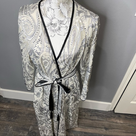 Morgan Taylor Intimates Wrap Robe White Blue Paisley Long Sleeve Medium - Picture 2 of 5